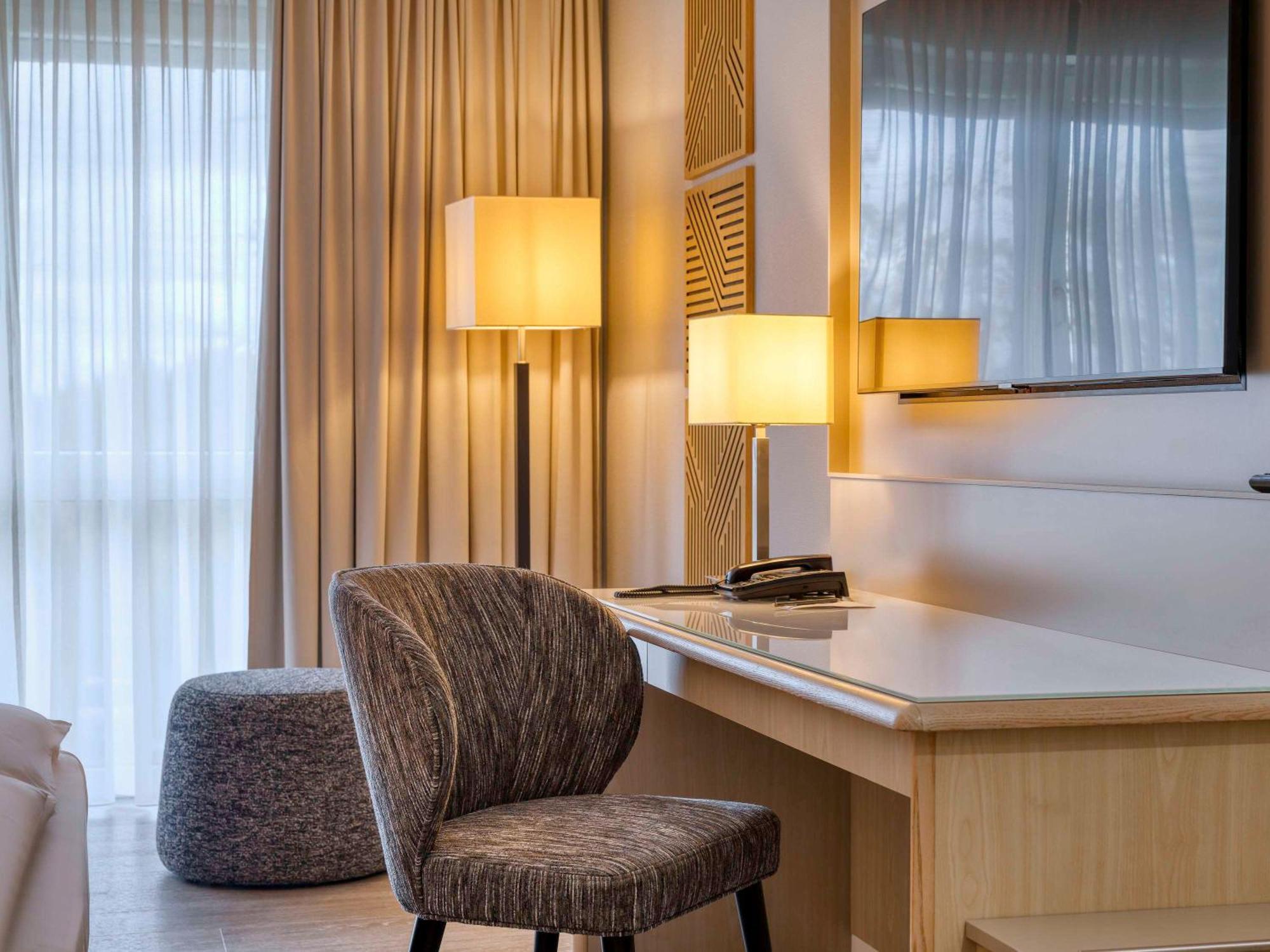 เมอร์เคียว โฮเต็ล ดัสเซลดอร์ฟ คาร์สท์ Hotel ภายนอก รูปภาพ